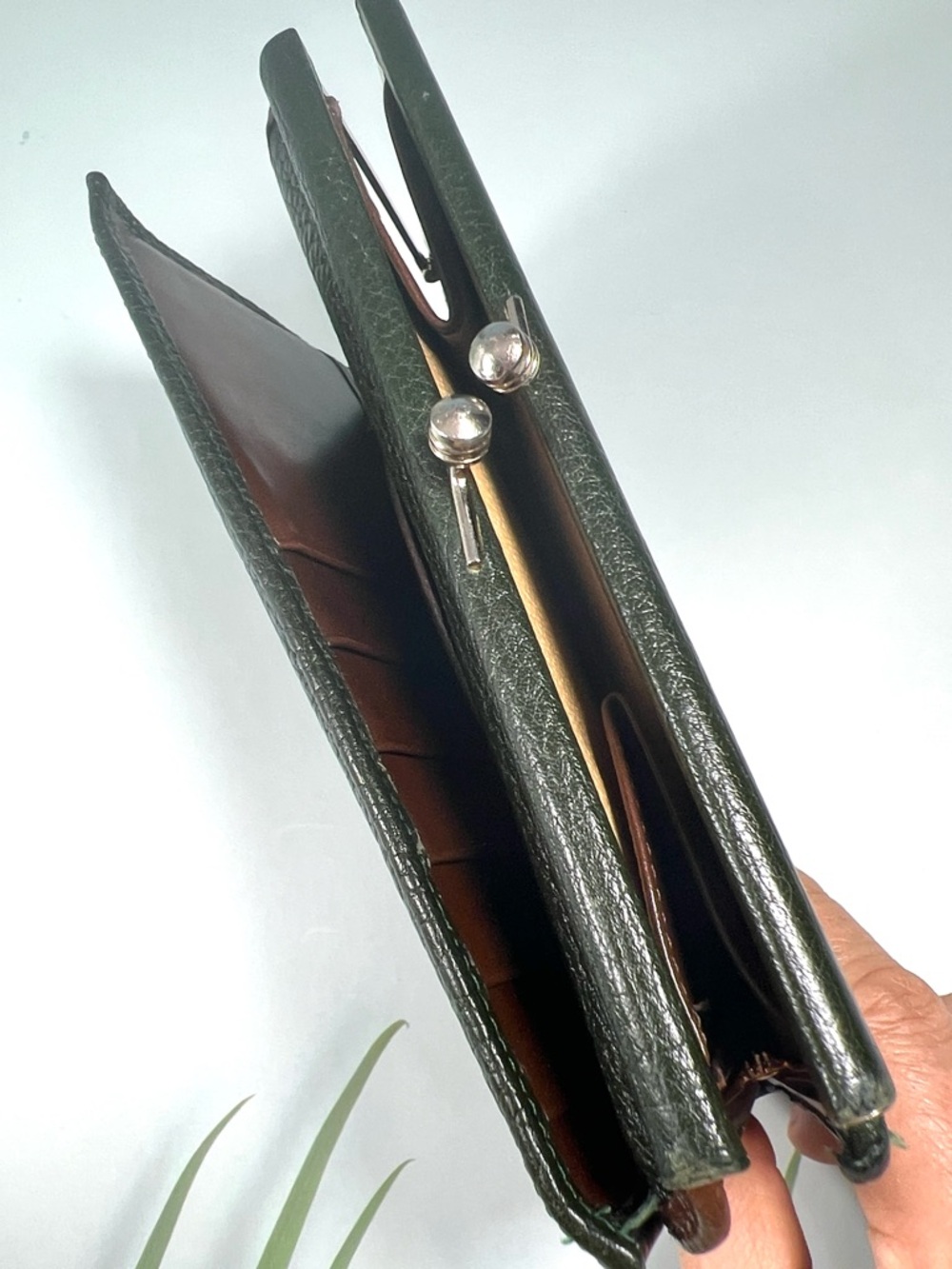 🦆DOONEY & BOURKE WALLET
GREEN TAN LEATHER WITH KISSLOCK POUCH COIN - Picture 9 of 10